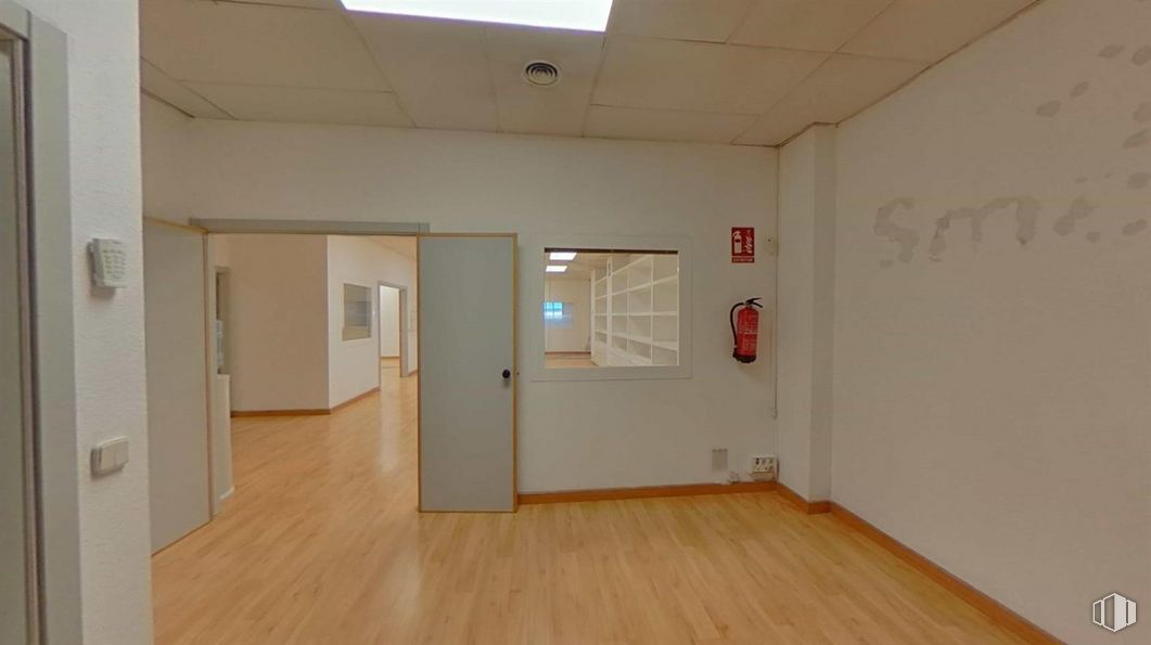 Oficina en alquiler en Calle Isabel Colbrand, Fuencarral - El Pardo, Madrid, 28050 con puerta, accesorio, edificio, interiorismo, madera, hall, ventana, suelo, pared y suelos alrededor