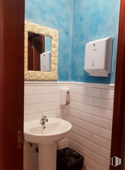 Local en venta en Zona Bercial, Getafe, Madrid, 28907 con fregadero, espejo, secador de manos, lavabo de baño, accesorio de fontanería, grifo, propiedad, fotografía, blanco y baño alrededor