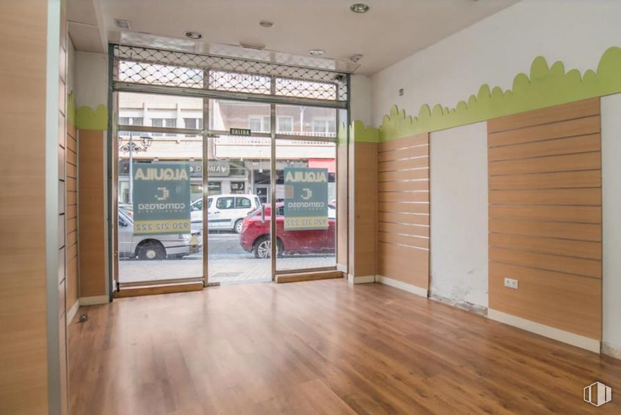 Retail for rent at Avenida Portugal, 24, Ávila, 05001 with car, tire, property, wheel, fixture, vehicle, interior design, wood, flooring and floor around