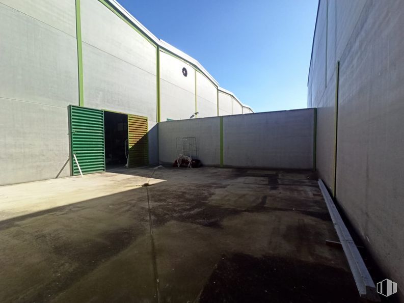 Industrial for sale at Polígono industrial Yuncos, Yuncos, Toledo, 45210 with sky, road surface, asphalt, composite material, flooring, facade, tints and shades, city, concrete and commercial building around