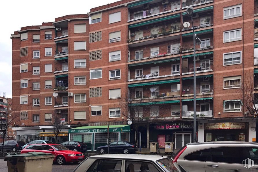 Retail for rent at Avenida Francisco Aguirre, Talavera de la Reina, Toledo, 45600 with car, building, land vehicle, property, photograph, vehicle, window, wheel, tire and architecture around