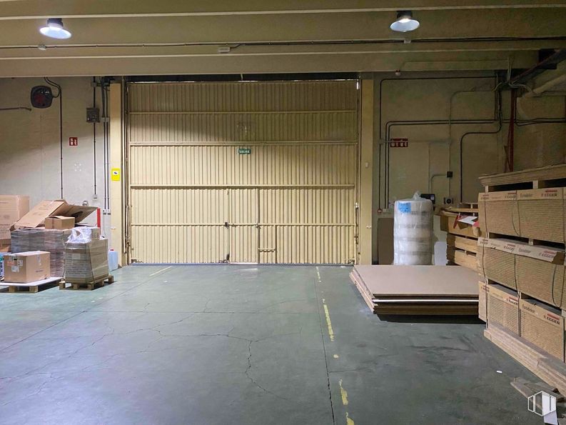 Industrial for sale at Zona industrial, Arganda del Rey, Madrid, 28500 with door, flooring, floor, wood, gas, hall, ceiling, machine, asphalt and composite material around