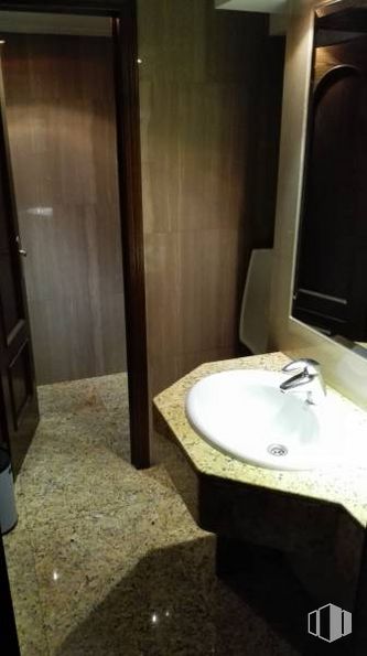 Retail for sale at Avenida Olímpica, Móstoles, Madrid, 28935 with sink, mirror, tap, bathroom sink, plumbing fixture, bathroom, wood, fluid, interior design and fixture around