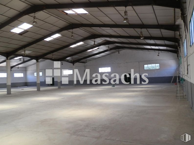 Nave en alquiler y venta en Zona industrial Mejorada, Mejorada del Campo, Madrid, 28840 con lámpara, alumbrado, accesorio, sombra, techo, aparcamiento, material compuesto, suelos, ciudad y hormigón alrededor