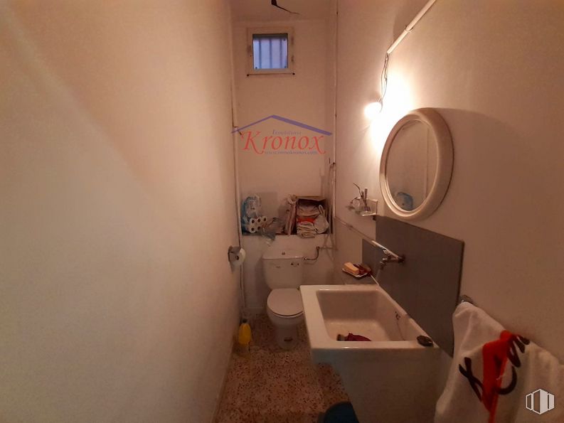 Retail for sale & for rent at Calle Esperanza García, Villa de Vallecas, Madrid, 28031 with sink, toilet, mirror, bathroom sink, plumbing fixture, tap, lighting, wood, interior design and bathroom around