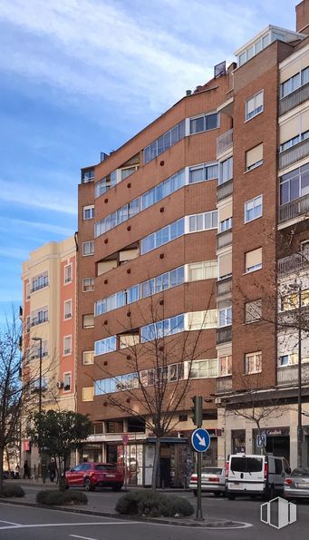 Local en alquiler y venta en Calle Francos Rodriguez, Tetuán, Madrid, 28039 con edificio, coche, cielo, nube, rueda, ventana, neumático, vehículo, azul y infraestructura alrededor