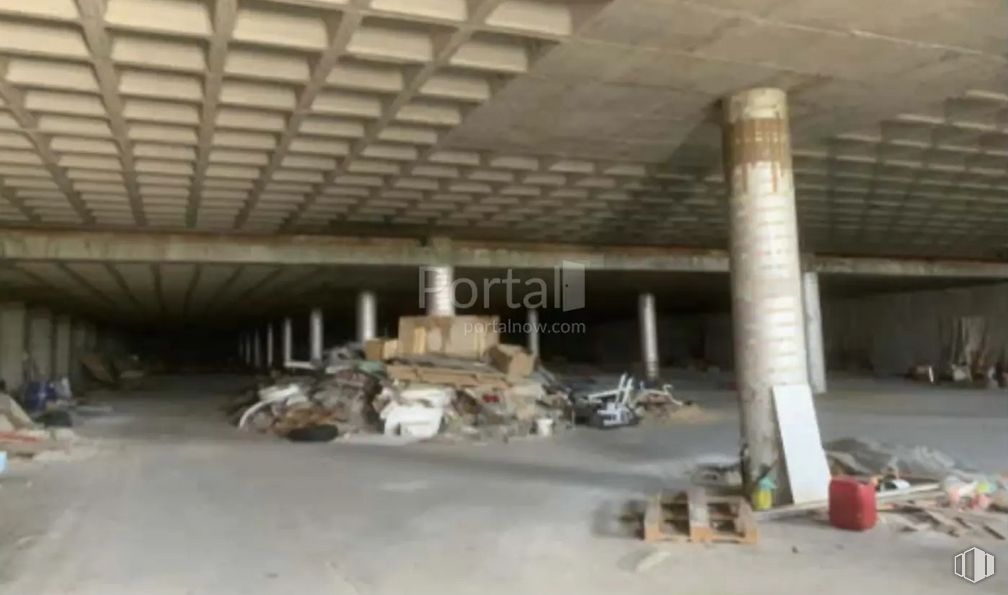 Retail for sale at Calle Rejero Lorenzo de Ávila, 2, Ávila, 05004 with rocket, floor, wall, flooring, gas, composite material, ceiling, vehicle, beam and building material around