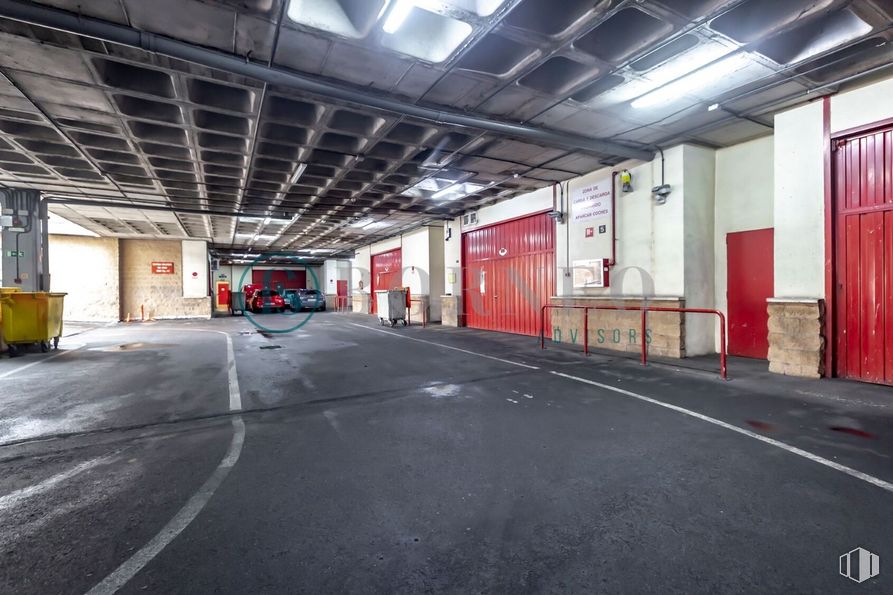 Industrial for rent at Edificio Novosur, Avenida Rosales, 42, Villaverde, Madrid, 28041 with waste container, door, building, vehicle, road surface, asphalt, floor, car, automotive lighting, parking, flooring and gas around