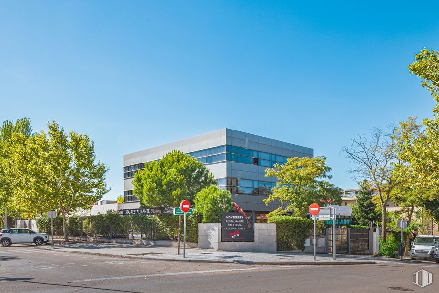 Oficina en alquiler en Edificio Monterrey, Calle Severo Ochoa, 3, Las Rozas de Madrid, Madrid, 28230 con edificio, cielo, propiedad, planta, árbol, superficie de la carretera, nube, rueda, asfalto y arquitectura alrededor