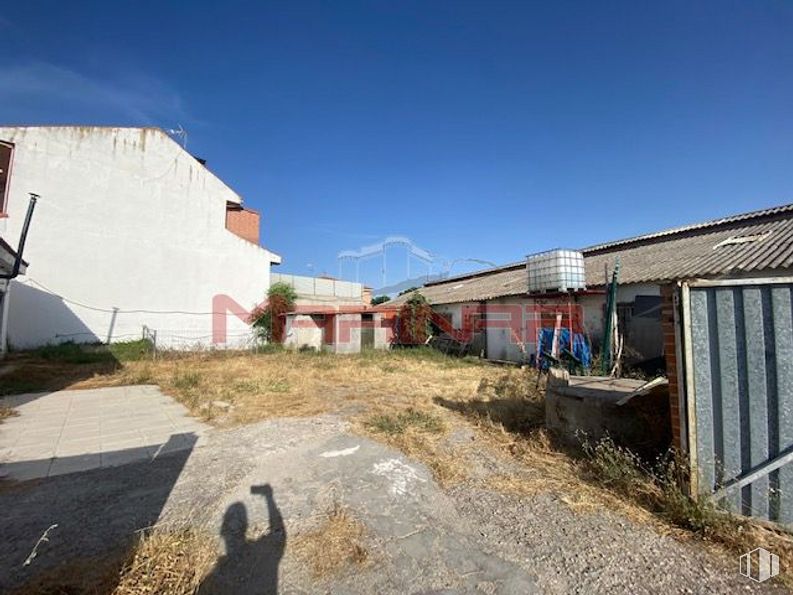 Industrial for sale at Calle San Roque, Esquivias, Toledo, 45221 with house, sky, plant, land lot, slope, neighbourhood, road surface, residential area, grass and landscape around