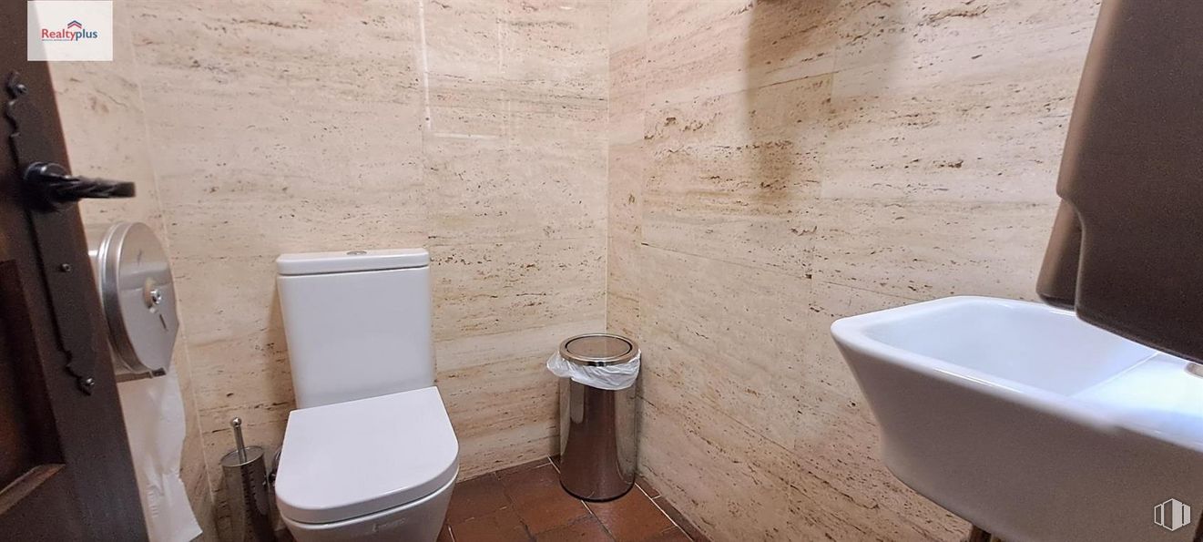 Retail for sale at Casco histórico, Segovia, 40003 with toilet, sink, brown, plumbing fixture, bathroom, wood, fluid, flooring, plumbing and line around