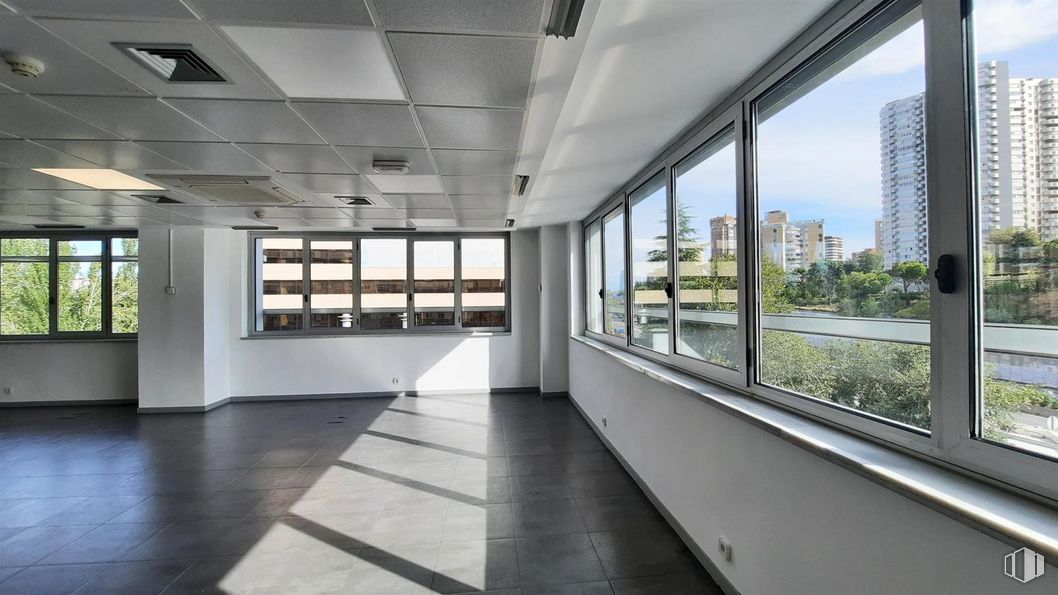 Oficina en alquiler en Edificio Euromor, Avenida Burgos, 16 D, Chamartín, Madrid, 28036 con ventana, edificio, accesorio, planta, suelo, condominio, diseño urbano, suelos, edificio comercial y fachada alrededor