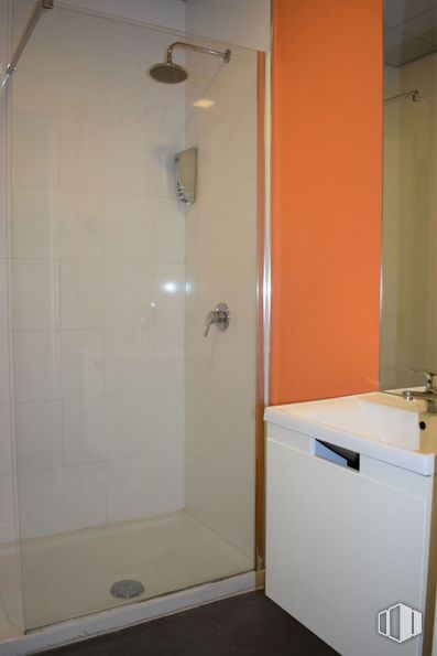 Local en alquiler en Glorieta Europa, San Fernando de Henares, Madrid, 28830 con ebanistería, mueble de baño, ducha, cabezal de ducha, accesorio, cuarto de baño, madera, puerta, suelo y suelos alrededor