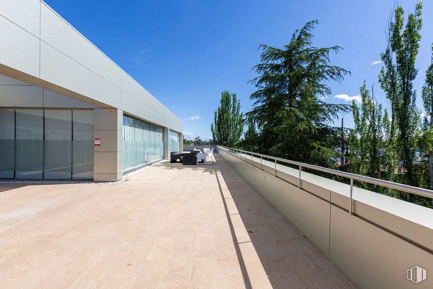 Oficina en alquiler en Edificio Spirit, Avenida Victoria, 32, Moncloa - Aravaca, Madrid, 28023 con edificio, cielo, día, superficie de la carretera, asfalto, árbol, sombra, diseño urbano, casa y carretera alrededor