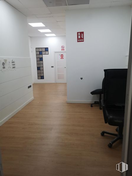 Oficina en alquiler y venta en Calle Virgen del Lluc, 80, Ciudad Lineal, Madrid, 28027 con puerta, silla, madera, suelos, suelo, hall, edificio, casa, madera dura y accesorio alrededor