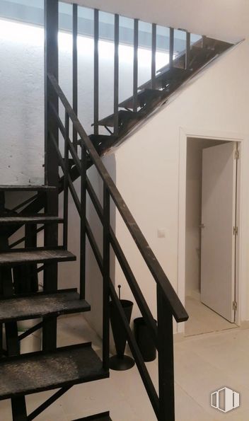 Local en venta en Calle San Maximiliano, Ciudad Lineal, Madrid, 28017 con puerta, edificio, accesorio, madera, diseño de interiores, escaleras, piso, línea, madera y material compuesto alrededor