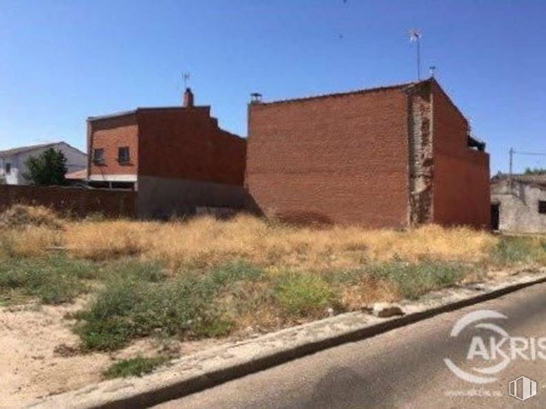 Land for sale at Zona casco urbano, Chozas de Canales, Toledo, 45960 with plant, sky, property, window, land lot, rural area, residential area, asphalt, building and real estate around