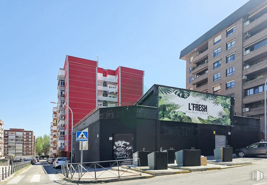 Retail for rent at Calle Bélgica, Fuenlabrada, Madrid, 28943 with car, building, sky, property, window, urban design, commercial building, tower block, real estate and facade around