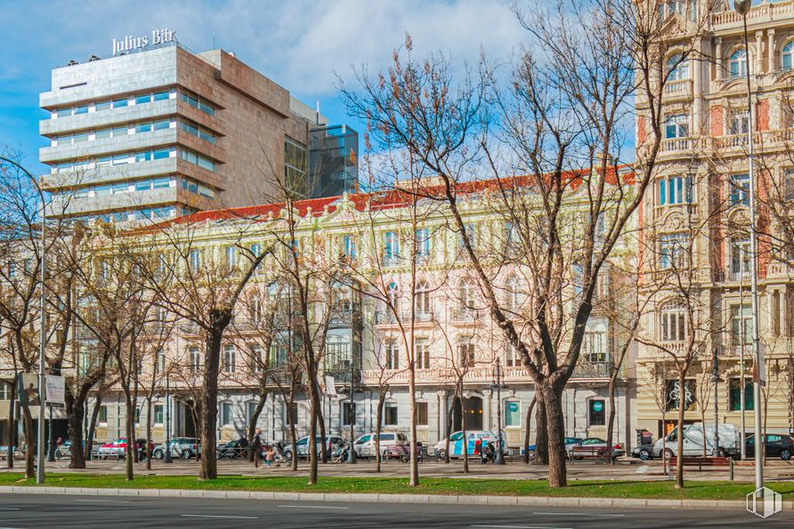 Oficina en alquiler en Palazzo Reale, Paseo de la Castellana, 9-11, Chamberí, Madrid, 28046 con edificio, cielo, durante el día, propiedad, nube, ventana, arquitectura, árbol, diseño urbano y zona residencial alrededor