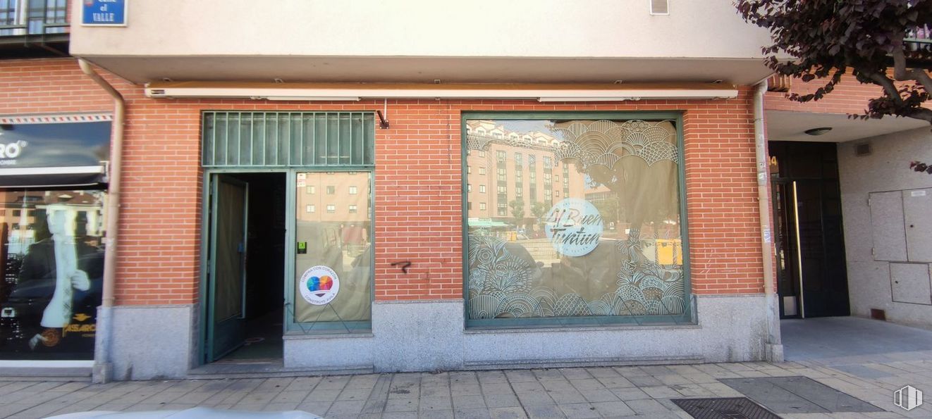 Retail for sale at Universidad, Ávila, 05002 with person, door, window, fixture, brickwork, wood, brick, building, facade and art around