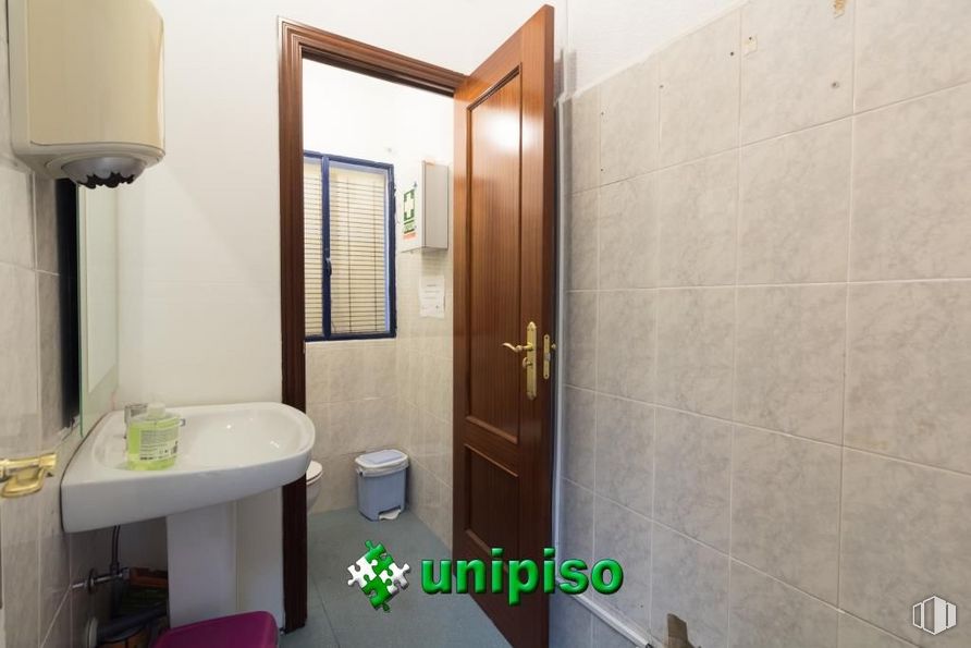 Retail for rent at Avenida Fuenlabrada, Leganés, Madrid, 28912 with sink, mirror, tap, building, plumbing fixture, bathroom, bathroom sink, interior design, fixture and floor around