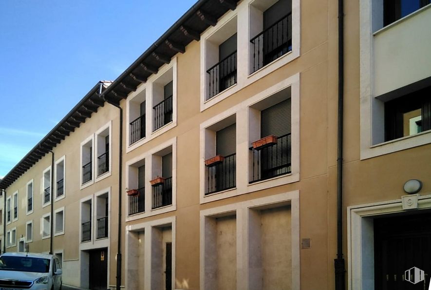 Retail for sale at Calle Herreros, Cuéllar, Segovia, 40200 with window, car, building, sky, vehicle, condominium, fixture, urban design, residential area and real estate around