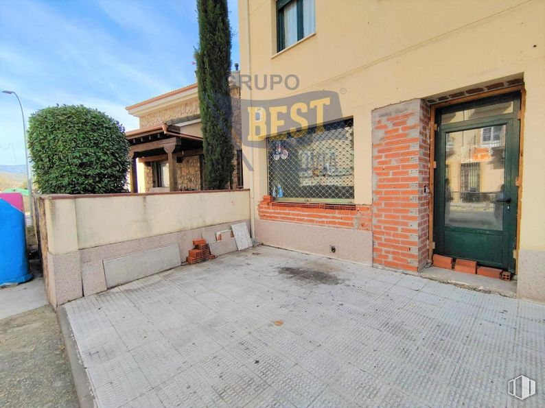 Retail for sale & for rent at Zona centro San Cristóbal, San Cristóbal de Segovia, Segovia, 40197 with window, building, road surface, asphalt, sky, brick, tree, residential area, real estate and sidewalk around