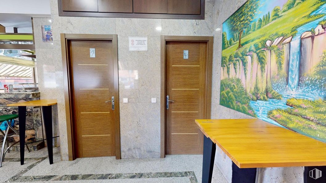 Local en venta en Calle Pont de Molins, Puente de Vallecas, Madrid, 28038 con mesa, puerta, planta, madera, accesorio, pared, edificio, inmobiliario, pintura y fachada alrededor