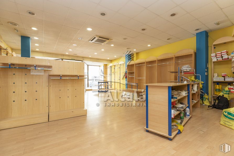 Retail for sale at Zona centro, Azuqueca de Henares, Guadalajara, 19200 with bookcase, wardrobe, cabinetry, shelf, shelving, interior design, wood, flooring, floor and building around