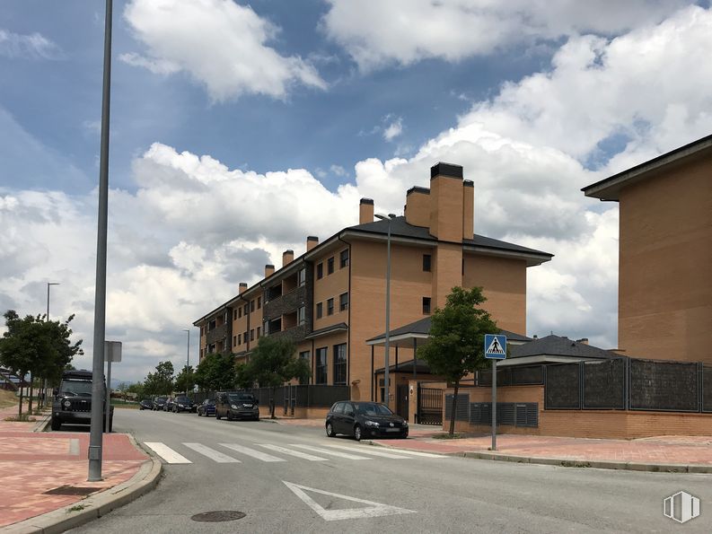 Retail for sale at Calle de Estación de Atocha, 16, Colmenar Viejo, Madrid, 28770 with car, building, cloud, sky, property, street light, window, infrastructure, tree and road surface around