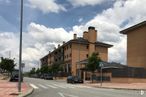 Retail for sale at Calle de Estación de Atocha, 16, Colmenar Viejo, Madrid, 28770 with car, building, cloud, sky, property, street light, window, infrastructure, tree and road surface around