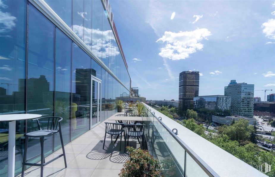 Oficina en alquiler en Paseo Castellana, 130, Chamartín, Madrid, 28046 con edificio, silla, planta, nube, cielo, propiedad, rascacielos, mesa, bloque de pisos y diseño urbano alrededor