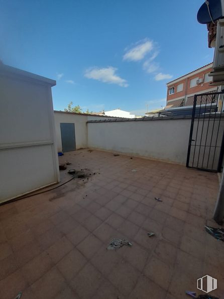 Local en alquiler en Calle Manuel Mac-Crohon, 52, Morata de Tajuña, Madrid, 28530 con edificio, cielo, nube, superficie de la carretera, asfalto, material compuesto, fachada, casa, pavimento y ventana alrededor