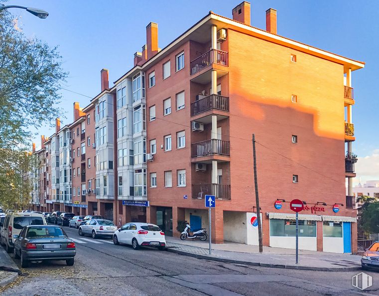 Local en alquiler en Zona Palacio de Hielo, Hortaleza, Madrid, 28043 con coche, edificio, cielo, propiedad, vehículo, ventana, luz de la calle, diseño urbano, árbol y arquitectura alrededor