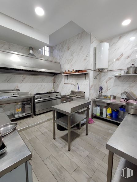 Local en venta en Calle Goya, Collado Villalba, Madrid, 28400 con mesa, aparato de cocina, cocina, encimera, suelos, electrodoméstico, electrodoméstico, lámpara, techo y ebanistería alrededor