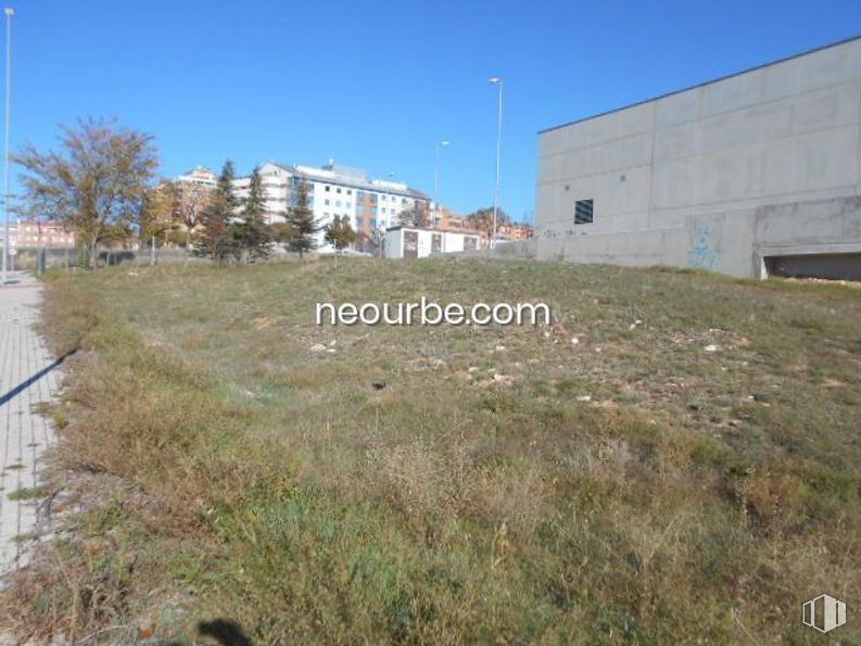 Suelo en venta en Camino Viejo de Tornadizos, Ávila, 05003 con edificio, cielo, planta, ecorregión, entorno natural, lote de tierra, árbol, diseño urbano, hierba y bioma alrededor