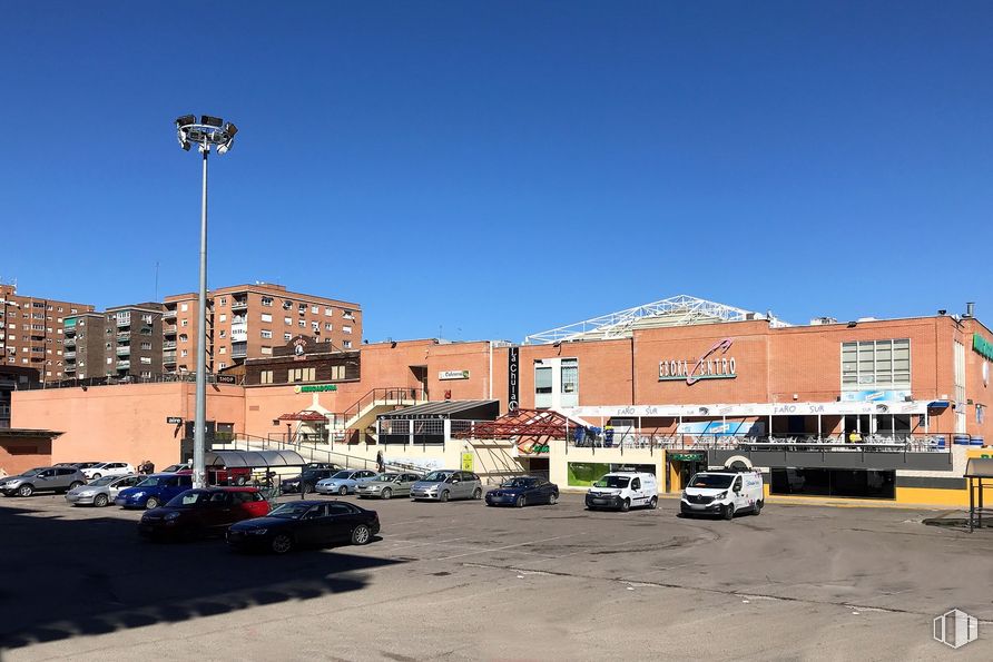 Local en alquiler en Centro Comercial Ebora Centro, Avenida Constitución, 19, Talavera de la Reina, Toledo, 45600 con coche, edificio, luz de la calle, cielo, día, vehículo, rueda, asfalto, superficie de carretera y arquitectura alrededor