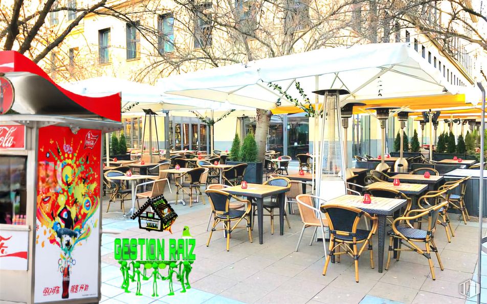 Retail for rent at Glorieta Puerta de Toledo, Arganzuela, Madrid, 28005 with chair, table, kitchen & dining room table, umbrella, furniture, outdoor furniture, outdoor table, restaurant, shade and canopy around