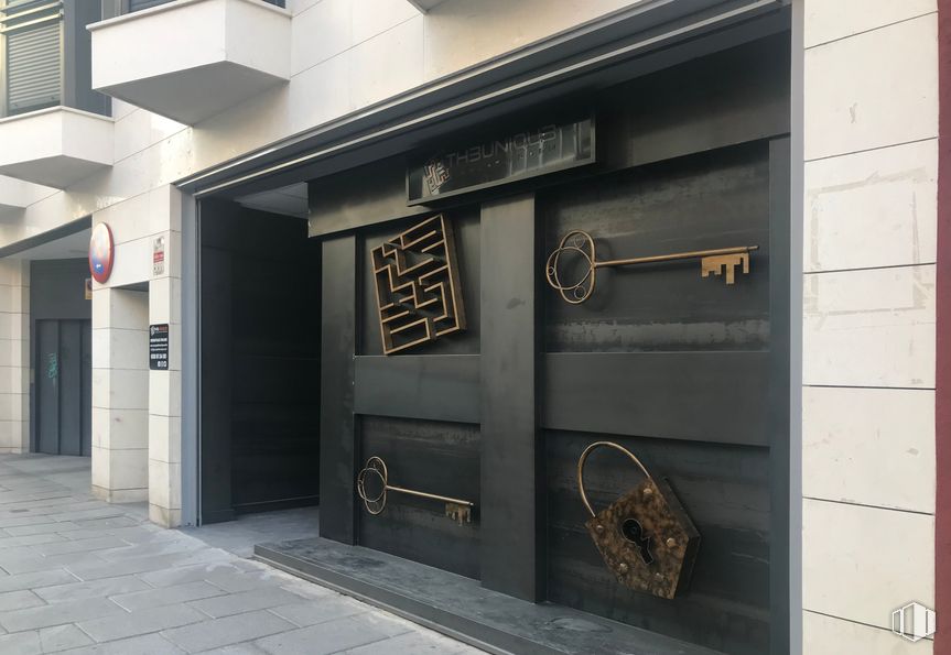 Local en alquiler y venta en Calle Madrid, 15, Leganés, Madrid, 28911 con bolso, accesorio, puerta, edificio, material compuesto, fachada, puerta de casa, fuente, metal y hormigón alrededor