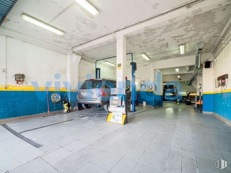 Local en venta en Calle Sandalio López, Fuencarral - El Pardo, Madrid, 28034 con alumbrado, coche, luz de estacionamiento, neumático, vehículo, vehículo de motor, diseño automovilístico, suelo, suelos y rueda alrededor