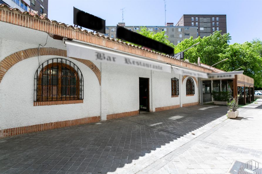 Local en alquiler y venta en Zona Arroyo de Fontarrón, Moratalaz, Madrid, 28030 con ventana, edificio, cielo, planta, barrio, casa, diseño urbano, fachada, árbol y ciudad alrededor