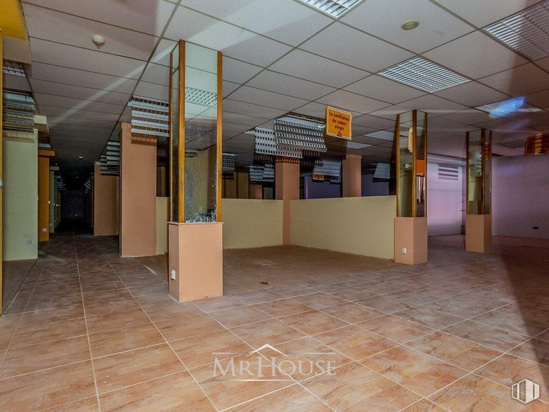 Local en venta en Calle Marquesa Viuda de Aldama, Alcobendas, Madrid, 28100 con suelos, suelo, suelo de baldosas, accesorio, vidrio, edificio comercial, techo, ciudad, fachada y evento alrededor