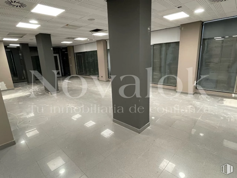 Local en alquiler en Zona Centro, Móstoles, Madrid, 28938 con edificio, accesorio, interiorismo, suelo, piso, blanco y negro, ciudad, techo, fuente y vidrio alrededor