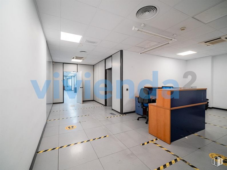 Retail for sale at Calle San Romualdo, San Blas - Canillejas, Madrid, 28037 with desk, furniture, building, fixture, interior design, flooring, floor, material property, hall and ceiling around