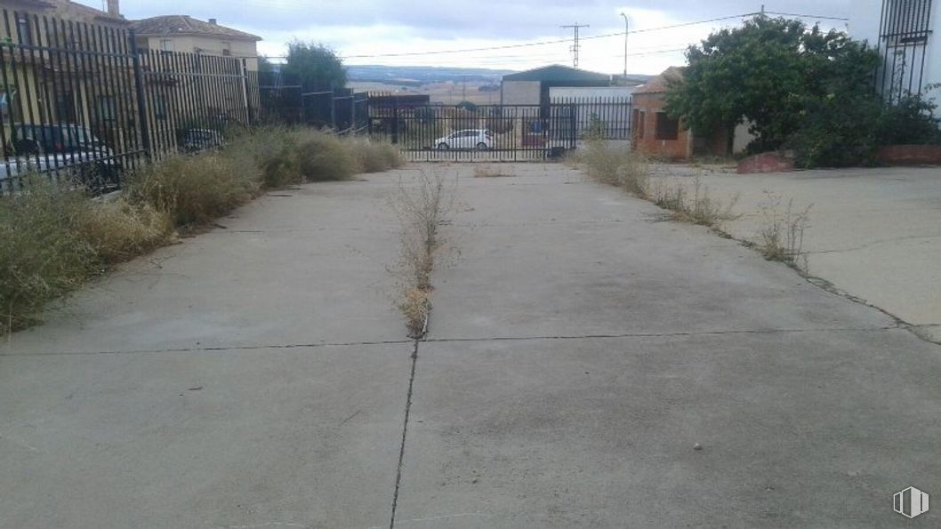 Land for sale at Calle Oncenero, 16, Valverde de Júcar, Cuenca, 16100 with car, house, plant, cloud, sky, building, road surface, asphalt, land lot and tree around