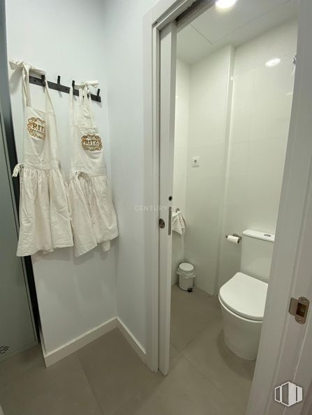 Retail for rent at Avenida de Europa, 17, Pozuelo de Alarcón, Madrid, 28224 with overall, toilet, clothing, plumbing fixture, flooring, toilet seat, interior design, floor, bathroom and plumbing around