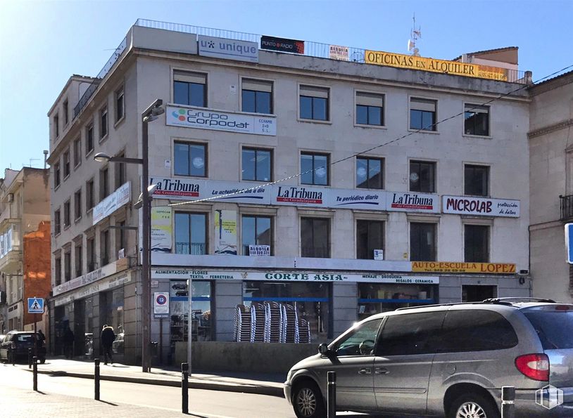 Oficina en alquiler en Calle Miguel Fluiters, 45, Guadalajara, 19001 con coche, edificio, neumático, luz de estacionamiento, rueda, cielo, ventana, vehículo, condominio y luces traseras y de freno alrededor