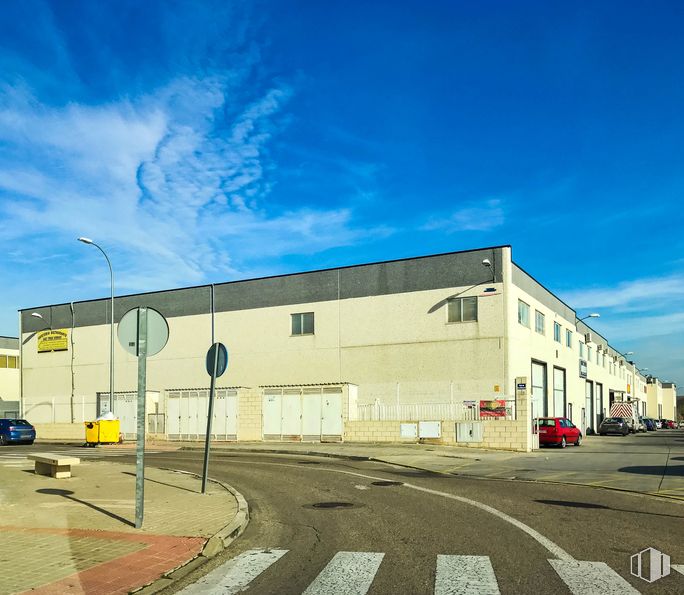 Industrial for sale at Calle Moreras, Ciempozuelos, Madrid, 28350 with building, asphalt, automotive parking light, lane, parking, family car, public utility, tar, parking lot and luxury vehicle around