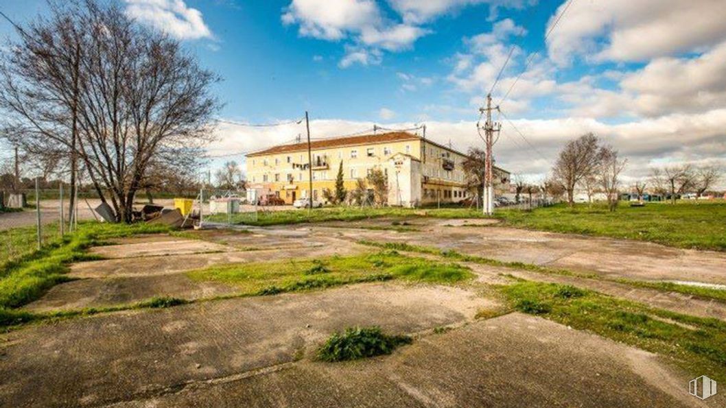 Land for sale at Avenida Aragón - Parcela T.3.5.402, 14, San Blas - Canillejas, Madrid, 28022 with house, plant, cloud, sky, building, tree, land lot, natural landscape, sunlight and asphalt around