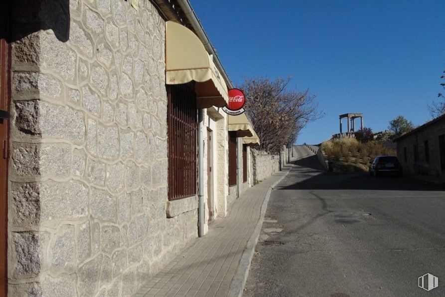 Retail for sale at Cuatro Postes, Ávila, 05002 with house, window, sky, plant, building, road surface, tree, asphalt, wood and neighbourhood around